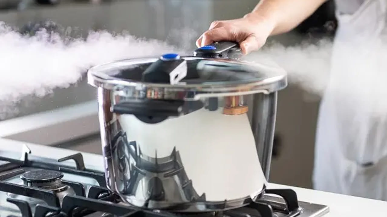 మీరు ఇంకా దేనికి శ్రద్ధ వహించాలి?: కుక్కర్‌లో ఆహారాన్ని ఉంచేటప్పుడు, పైన పేర్కొన్న విజిల్ స్థాయిలు ఎంత ముఖ్యమో, గుర్తుంచుకోవలసిన మరికొన్ని విషయాలు ఉన్నాయి. అదేవిధంగా, మీరు దానిని అతి తక్కువ మంటపై ఉంచుతున్నారా? విజిల్ వచ్చే వేగం మంట స్థాయిపై ఆధారపడి ఉంటుంది. పైన పేర్కొన్న అన్ని విజిల్ స్థాయిలు స్టవ్ యొక్క వేడిపై ఆధారపడి ఉంటాయి.