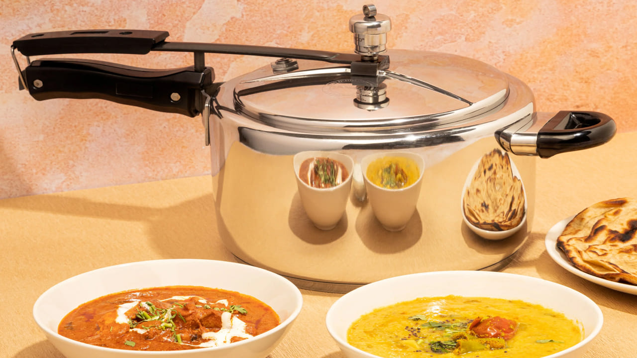 ఈ ఉరుకుల పరుగుల జీవితంలో ప్రస్తుతం ప్రతి ఒక్కరి కిచెన్‌లో ప్రెషర్ కుక్కర్ ప్రధానంగా ఉంటోంది. దీనితో తక్కువ సమయంలోనే ఆహారాన్ని ఈజీగా వండొచ్చు. అయితే, ప్రెషర్ కుక్కర్‌లో వండిన ఆహారం తినడం వల్ల ఆరోగ్యానికి హాని కలుగుతుందా.? పోషకాలు సరిగ్గా శరీరానికి అందవా.? అనే ప్రశ్న తరచుగా వినిపిస్తున్నాయి. మరి నిపుణులు ఏం చెబుతున్నారంటే..