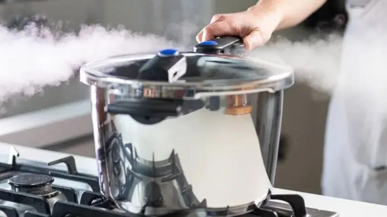 అందుకే ఎప్పుడూ కూడా ఫుడ్ గ్రేడ్ స్టెయిన్లెస్ స్టీల్ కుక్కర్లను వాడటం ఉత్తమమని నిపుణులు అంటున్నారు. అలాగే తరచూ ప్రెషర్ కుక్కర్‌పైనే ఆధారపడకుండా.. సంప్రదాయ వంట పద్దతులను కూడా అనుసరించడం ఆరోగ్యానికి మరింత మేలు చేస్తుందని అంటున్నారు.  