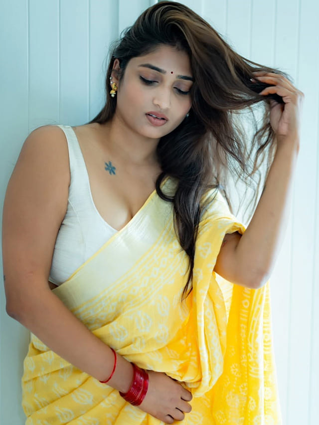 చీరకట్టులో కుర్రకారును పద్ధతిగా కవ్విస్తోన్న ప్రియా వడ్లమాని