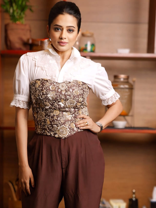 41 ఏళ్లలోనూ అదే అందం.. కవ్విస్తున్న క్రేజీ బ్యూటీ ప్రియమణి