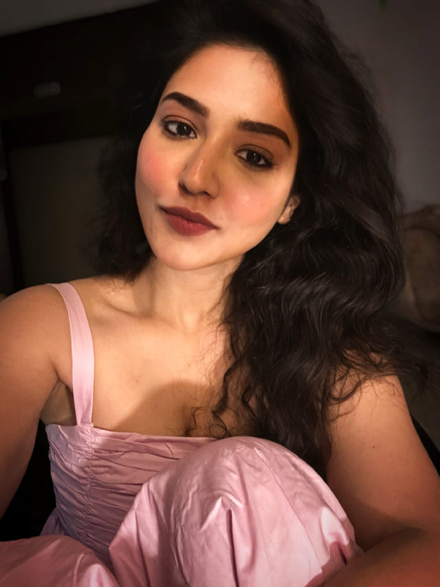 సినిమాలకంటే సోషల్ మీడియాతో నే ఫుల్ బిజీగా గడిపేస్తున్న భామ