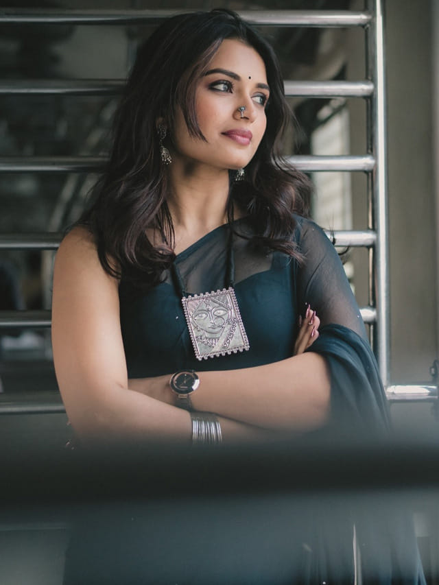 నల్ల చీరలో ప్రియాంక జైన్ నాజూకు అందాలు.. లేటెస్ట్ పిక్స్ వైరల్