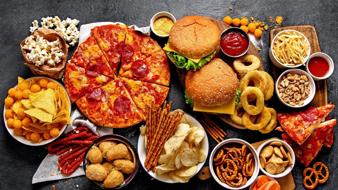 ప్రాసెస్ చేసిన, వేయించిన ఆహారాలు: సోడియం, సంతృప్త కొవ్వు అధికంగా ఉండే బేకన్, సలామీ, హామ్ మరియు పాస్ట్రామి వంటి ఆహారాలను నివారించండి. కేలరీలు, కొవ్వు, సోడియం అధికంగా ఉండే ఫ్రెంచ్ ఫ్రైస్, ఫ్రైడ్ చికెన్, డోనట్స్ వంటి వేయించిన ఆహారాలను పరిమితం చేయండి. అధిక ఉప్పును నివారించడానికి తక్కువ సోడియం ఎంపికలను ఎంచుకోండి.