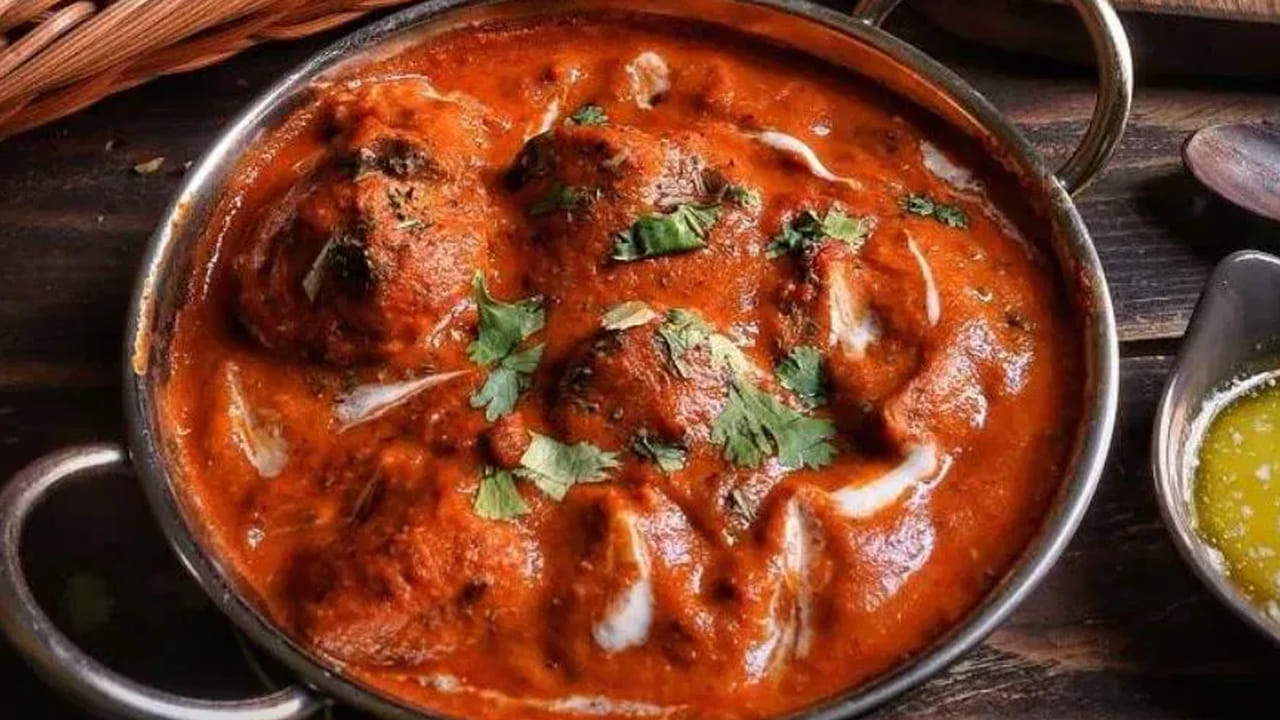 చాలా మంది శాఖాహారులు ప్రోటీన్ పొందడానికి మొలకెత్తిన పెసలు తింటారు. అయితే 100 గ్రాముల చికెన్‌లో ఎక్కువ ప్రోటీన్ ఉందా? లేదా 100 గ్రాముల మొలకల్లో ఉందా? అనే సందేహం కలిగితే.. 100 గ్రాముల మొలకల్లో దాదాపు 7.02 గ్రాముల ప్రోటీన్ ఉంటుంది.