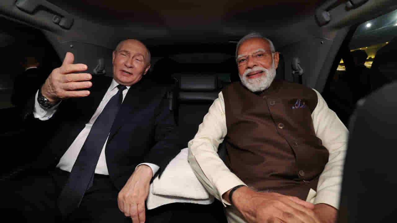 ఒకే కారులో మోదీ-పుతిన్.. ప్రపంచానికి స్ట్రాంగ్ మెస్సేజ్.. అందరి కళ్లు ఆ విమానంపైనే..