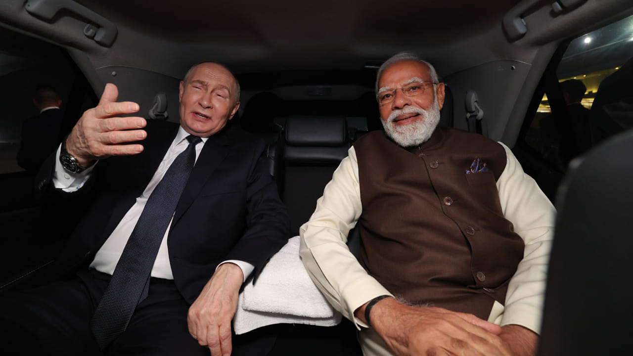 ఒకే కారులో మోదీ-పుతిన్.. ప్రపంచానికి స్ట్రాంగ్ మెస్సేజ్.. అందరి కళ్లు ఆ విమానంపైనే..