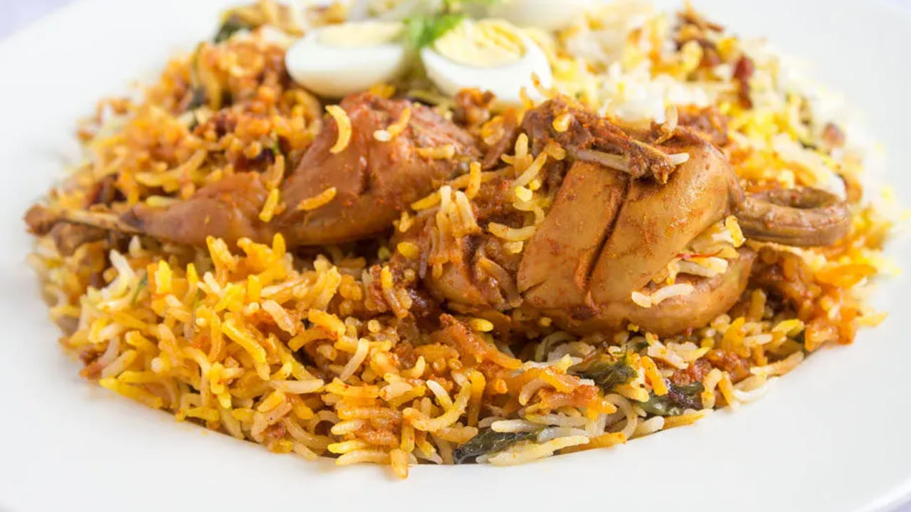 తర్వాత ఒక పెద్ద పాన్ లో నూనె వేడి చేసి అల్లం, లవంగాలు, ఏలకులు, బే ఆకులు, అల్లం-వెల్లుల్లి పేస్ట్ వేసి పచ్చి వాసన పోయే వరకు వేయించాలి. తరువాత ఉల్లిపాయ, పచ్చిమిర్చి వేసి రంగు మారే వరకు వేయించాలి. తరువాత టమోటాలు వేసి అవి కరిగే వరకు వేయించాలి.