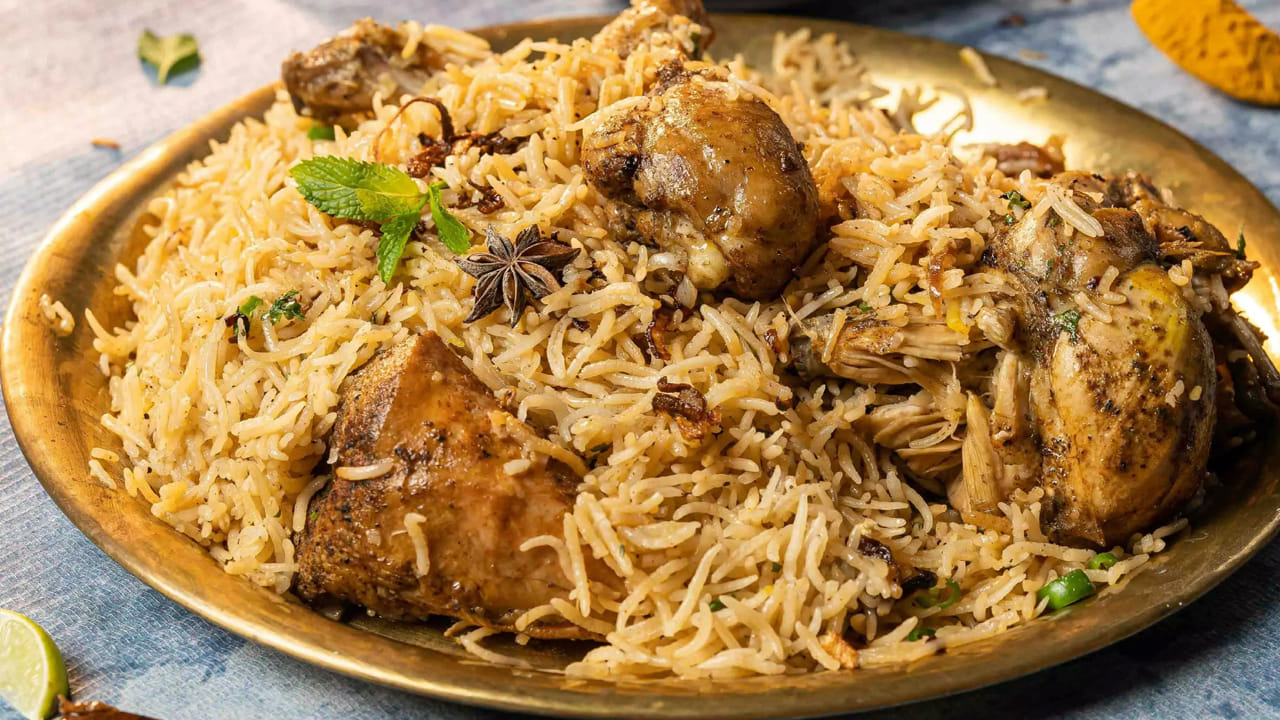 ఇప్పుడు శుభ్రం చేసిన పిట్ట ముక్కలను వేసి వేయించి, ఉప్పు, పసుపు, కారం, బిర్యానీ మసాలా వేసి పచ్చి వాసన పోయే వరకు వేయించాలి. తర్వాత పెరుగు, కొబ్బరి పాలు, తగినంత నీరు, కడిగిన జీలకర్ర, సాంబా బియ్యం వేసి 10 నిమిషాలు ఉడికించాలి. 