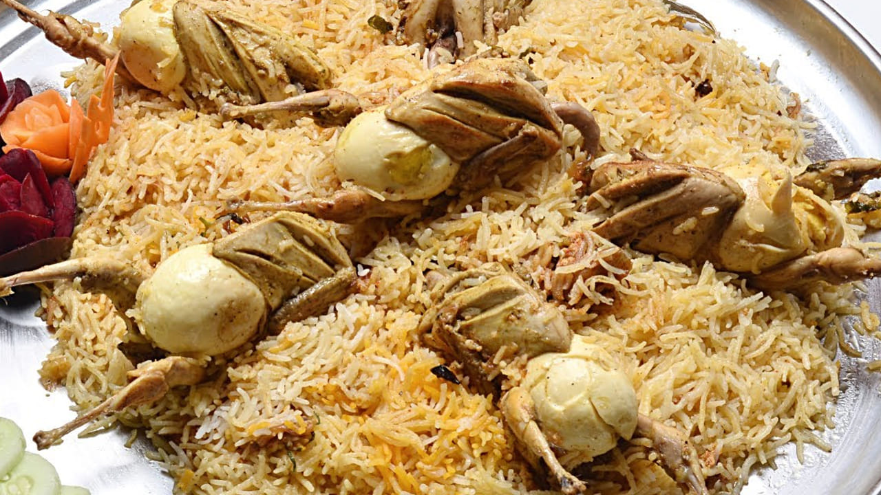 మంటను మీడియంకు తగ్గించి, నెయ్యి వేసి కలపాలి. పుదీనా, కొత్తిమీర చల్లి మూతపెట్టి ఉడికించాలి. 20 నిమిషాల తర్వాత, దాన్ని తీసివేస్తే మీ రుచికరమైన పిట్ట బిర్యానీ రెడీ. ఇది మీ ఇంట్లో వాళ్ళ అందరికి బాగా నచ్చుతుంది. దీన్ని మీరు ఆఫ్టర్‌నూన్ లంచ్‎గా తీసుకోవచ్చు.  ఇంకెందుకి ఆలస్యం మీ ఇంట్లో ట్రై చెయ్యండి ఇక. 