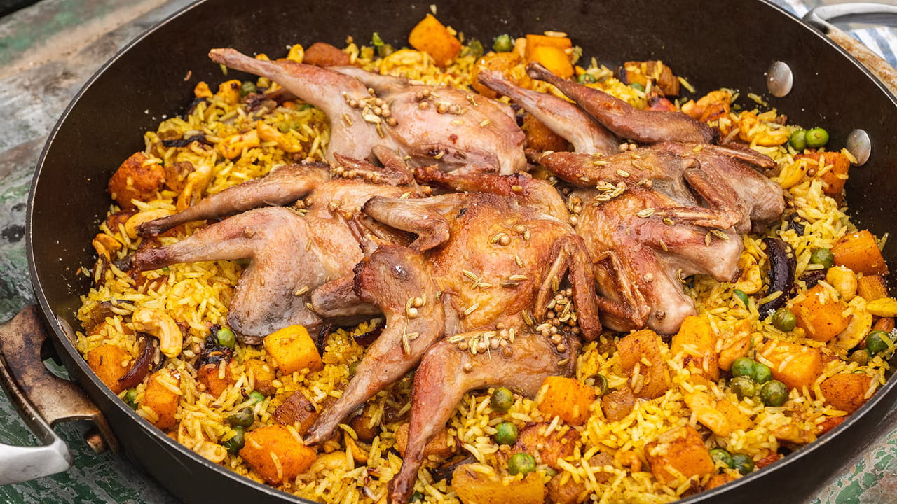 జీలకర్ర సాంభా రైస్‌ను 20 నిమిషాలు నానబెట్టండి. పక్కన పెట్టండి. ఇప్పుడు స్టవ్ ఆన్ చేసి, దానిపై ఓ కడాయి పెట్టి బిర్యానీ మసాలాకు కావలసిన పదార్థాలను నూనెలో బంగారు గోధుమ రంగు వచ్చేవరకు వేయించాలి. చల్లబడిన తర్వాత, మిక్సర్ జార్ లో వీటిని, నీరు వేసి పేస్ట్‌గా చేసుకోవాలి. దీన్ని గిన్నెలో వేసుకొని పక్కన పెట్టుకోవాలి. 