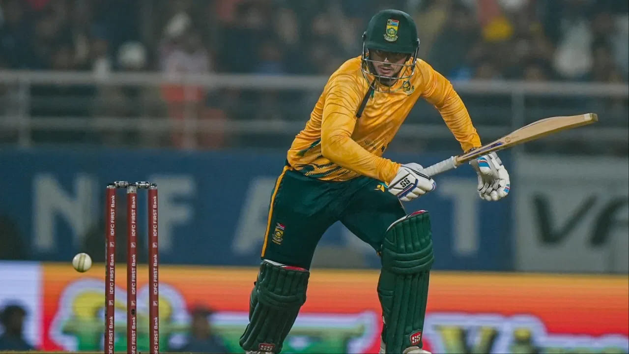 క్వింటన్ డి కాక్ - ఈ దక్షిణాఫ్రికా వికెట్ కీపర్-బ్యాట్స్ మాన్ చివరి నిమిషంలో IPL వేలంలోకి ప్రవేశించాడు. అతను తన బేస్ ధరను 1 కోటిగా నిర్ణయించాడు. అతని మాజీ ఫ్రాంచైజ్, MI ఆ ధరకు కొనుగోలు చేసింది.