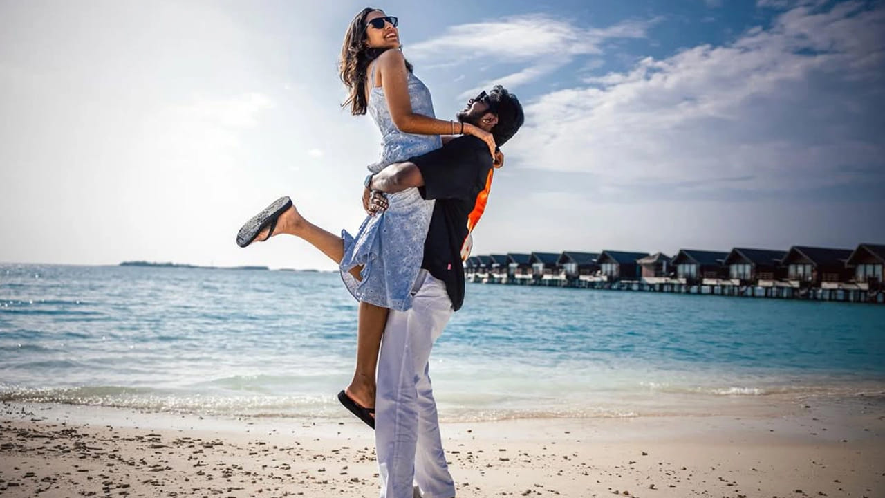  హైదరాబాద్‌లో ఘనంగా జరిగిన వీరి వివాహానికి సినీ, రాజకీయ ప్రముఖులు హాజరై వధూవరులను ఆశీర్వదించారు. సీఎం రేవంత్ రెడ్డి కూడా రాహుల్ వెడ్డింగ్ రిసెప్షన్ కు హాజరయ్యారు