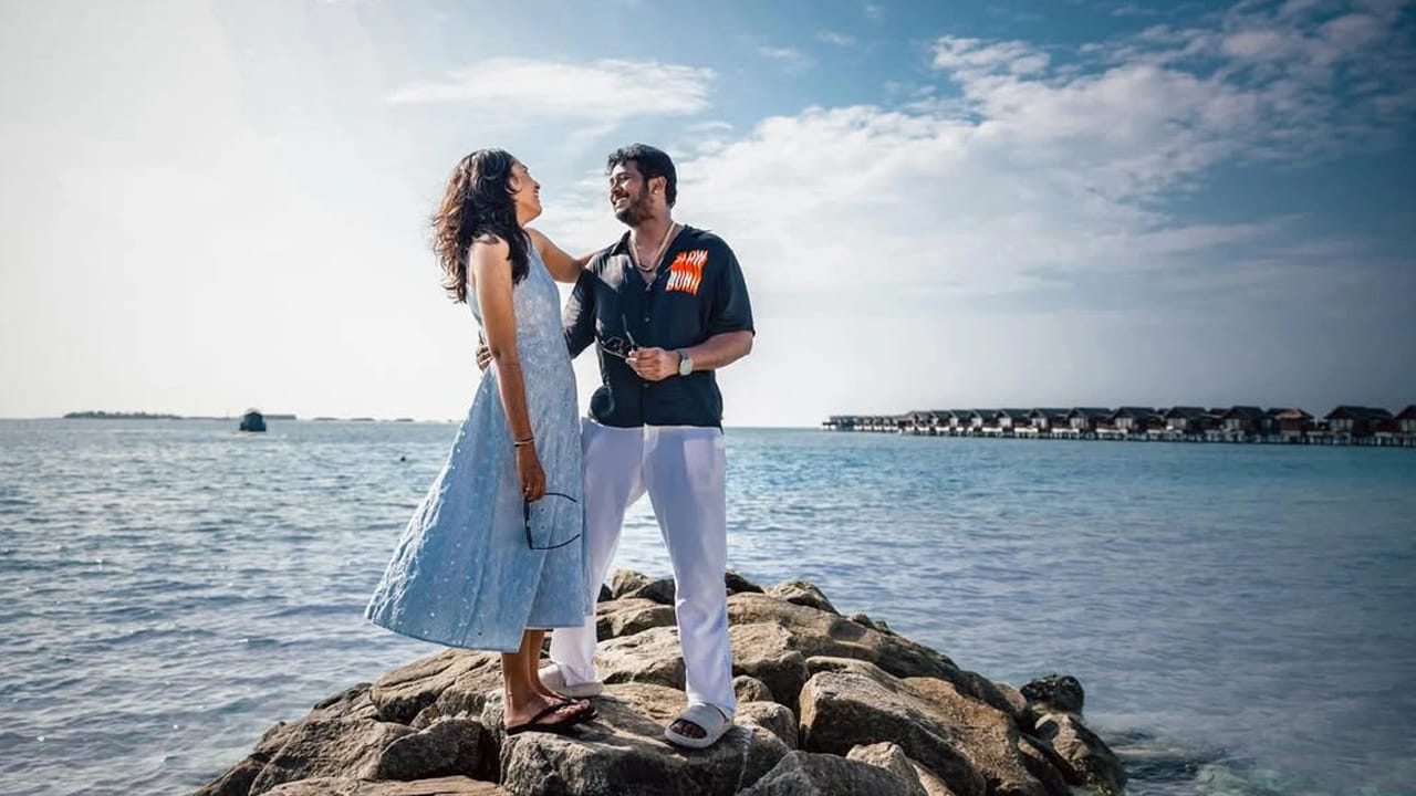  ప్రస్తుతం మాల్దీవ్స్ లోని బీచ్‌లు, ప్రకృతి అందాలన మనసారా ఆస్వాదిస్తున్నారు రాహుల్ సిప్లిగంజ్ దంపతులు. తమ వెకేషన్ కు సంబంధించి ఎప్పటికప్పుడు ఫొటోలను సామాజిక మాధ్యమాల్లో షేర్ చేస్తున్నాడీ సింగర్.
