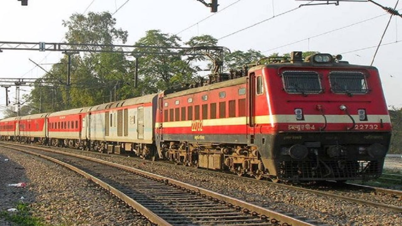 కొత్తగా వందే భారత్, వందే భారత్ స్లీపర్‌తో పాటు అమృత్ భారత్ వంటి అత్యాధునిక రైళ్లను కేంద్రం తీసుకొస్తుంది. వీటి తయారీకి చాలా ఖర్చవుతుంది. రైల్వే ట్రాక్‌ల విస్తరణ, కొత్త రైల్వే స్టేషన్ల నిర్మాణం, ప్రయాణికుల భద్రత, మెరుగైన సౌకర్యాలు, ఉద్యోగుల జీతాలకు రైల్వేశాఖ ఎక్కువగా నిధులు ఖర్చు చేస్తోంది.