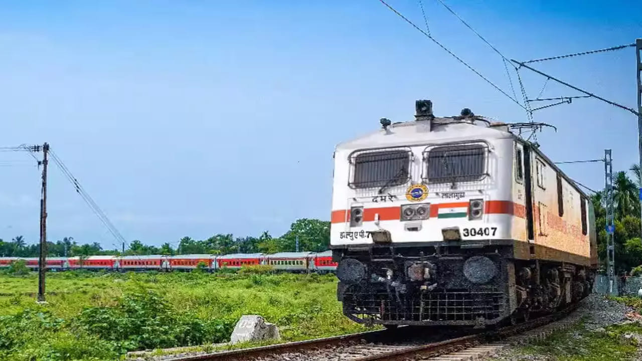 ఉద్యోగుల కోసం రూ.1.15 లక్షల కోట్లు రైల్వేశాఖ ఖర్చు చేస్తోంది. ఇక పెన్షన్ల కోసం రూ.60 వేల కోట్లు అవ్వుతున్నాయి. వీటి వల్ల గత ఆర్ధిక సంవత్సరంలో రూ.2.63 లక్షల కోట్లు ఖర్చు చేసింది. ఈ భారాన్ని తగ్గించుకునేందుకు ఛార్జీలు స్వల్ప మొత్తంలో పెంచాల్సి వచ్చిందని రైల్వేశాఖ వెల్లడించింది.  