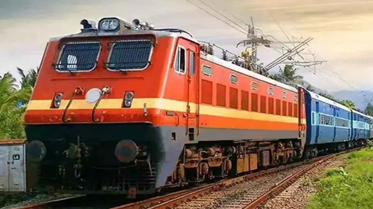 ప్రయాణికులకు రైల్వేశాఖ ఒక్కసారిగా షాక్ ఇచ్చింది.  ట్రైన్ టికెట్ల ధరలను పెంచుతున్నట్లు ఆదివారం అధికారికంగా ఓ ప్రకటన విడుదల చేసింది. సెకండ్ క్లాస్, ఏసీ, నాన్ ఏసీ టికెట్ల ధరలను పెంచనున్నట్లు తెలిపింది.  డిసెంబర్ 26 నుంచి పెంచిన ధరలు అమల్లోకి రానున్నాయి.  ఏ రైళ్లల్లో ఎంతవరకు పెంచారు..? ఏ క్లాసుల్లో ఎంతవరకు పెరిగింది? అనే విషయాలు చూద్దాం.