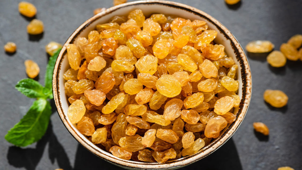 ఎండుద్రాక్ష: రాత్రిపూట నీటిలో నానబెట్టిన నల్ల ఎండుద్రాక్ష తినడం వల్ల శరీరానికి యాంటీఆక్సిడెంట్లు లభిస్తాయి, ఇది చర్మ కాంతిని పెంచుతుంది అలాగే వాపును తగ్గిస్తుంది. ఎండుద్రాక్ష హిమోగ్లోబిన్‌ను పెంచుతుంది, ఇది రక్తహీనతతో బాధపడేవారికి ప్రయోజనకరంగా ఉంటుంది. దీనితో పాటు, నల్ల ఎండుద్రాక్షలో ఉండే సహజ గ్లూకోజ్ ఉదయం శరీరానికి అవసరమైన శక్తిని అందిస్తుంది. 