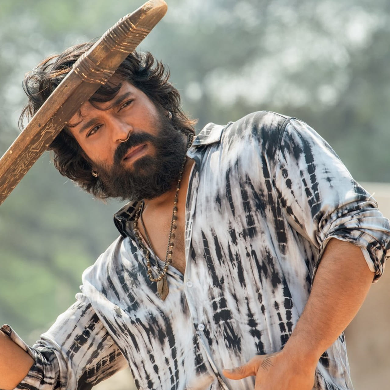 మెగా పవర్ స్టార్ రామ్ చరణ్ ప్రస్తుతం పెద్ది చిత్రంతో బిజీగా ఉన్న సంగతి తెలిసిందే.  ఈ చిత్రాన్ని మార్చి 2026లో విడుదల చేయనున్నారు. స్పోర్ట్స్ యాక్షన్ డ్రామాగా రాబోతున్న ఈ మూవీ జాన్వీ కపూర్ నటిస్తుండగా.. కన్నడ హీరో శివరాజ్ కుమార్ కీలకపాత్ర పోషిస్తున్నారు. 