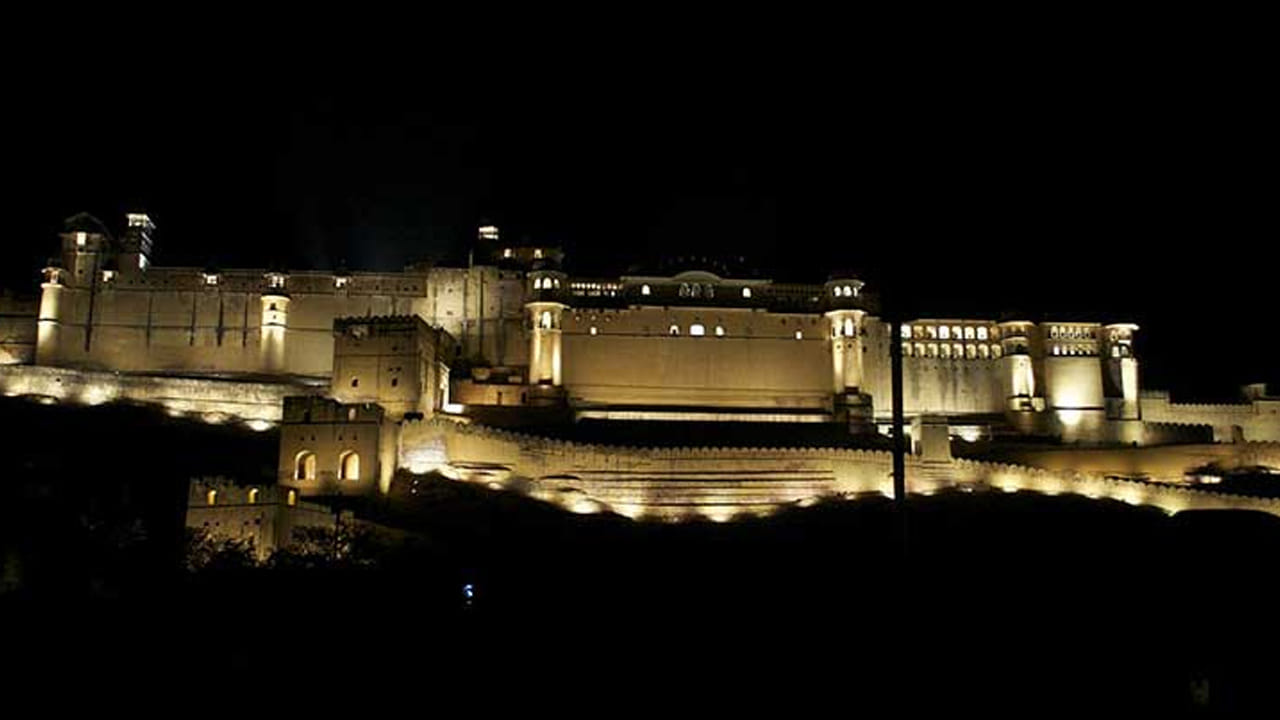 రణతంబోర్ కోట: ఈ కోట ప్రసిద్ధ రణతంబోర్ జాతీయ ఉద్యానవనంలో ఉంది. మొఘల్ దళాలు ముట్టడించినప్పుడు, రాజు చౌహాన్ హమీర్ డియో లొంగిపోయే బదులు తన ప్రాణాలను త్యాగం చేశాడు. ఆ యుద్ధంలో చాలా మంది సైనికులు కూడా ప్రాణాలు కోల్పోయారు. వారి ఆత్మలు కోటను వెంటాడతాయని, రాత్రిపూట వింత శబ్దాలు వినిపిస్తాయని చెబుతారు.