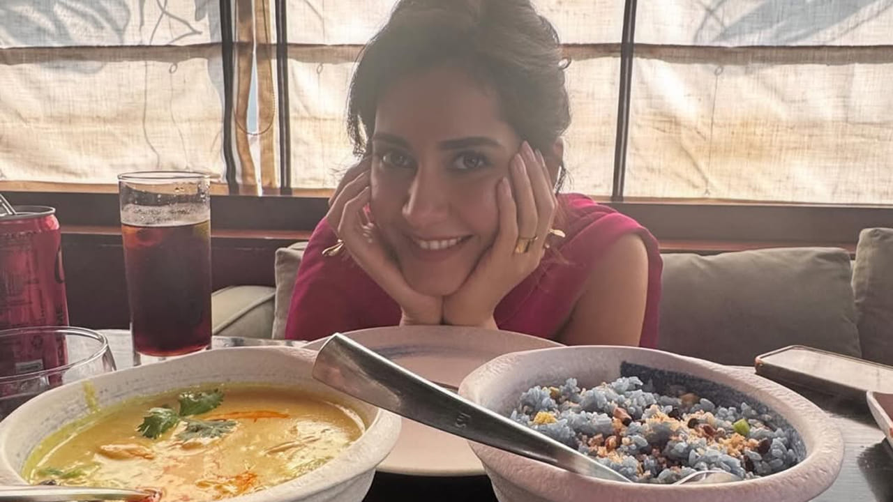 రీసెంట్గా తెలుగులో తెలుసు కదా అనే మూవీలో సిద్దు జొన్నల గడ్డ సరసన నటించి మెప్పించింది. ఇక ఈ మూవీ థియేటర్లో రిలీజై, ఊహించిన స్థాయిలో హిట్ అందుకోలేకపోయింది.