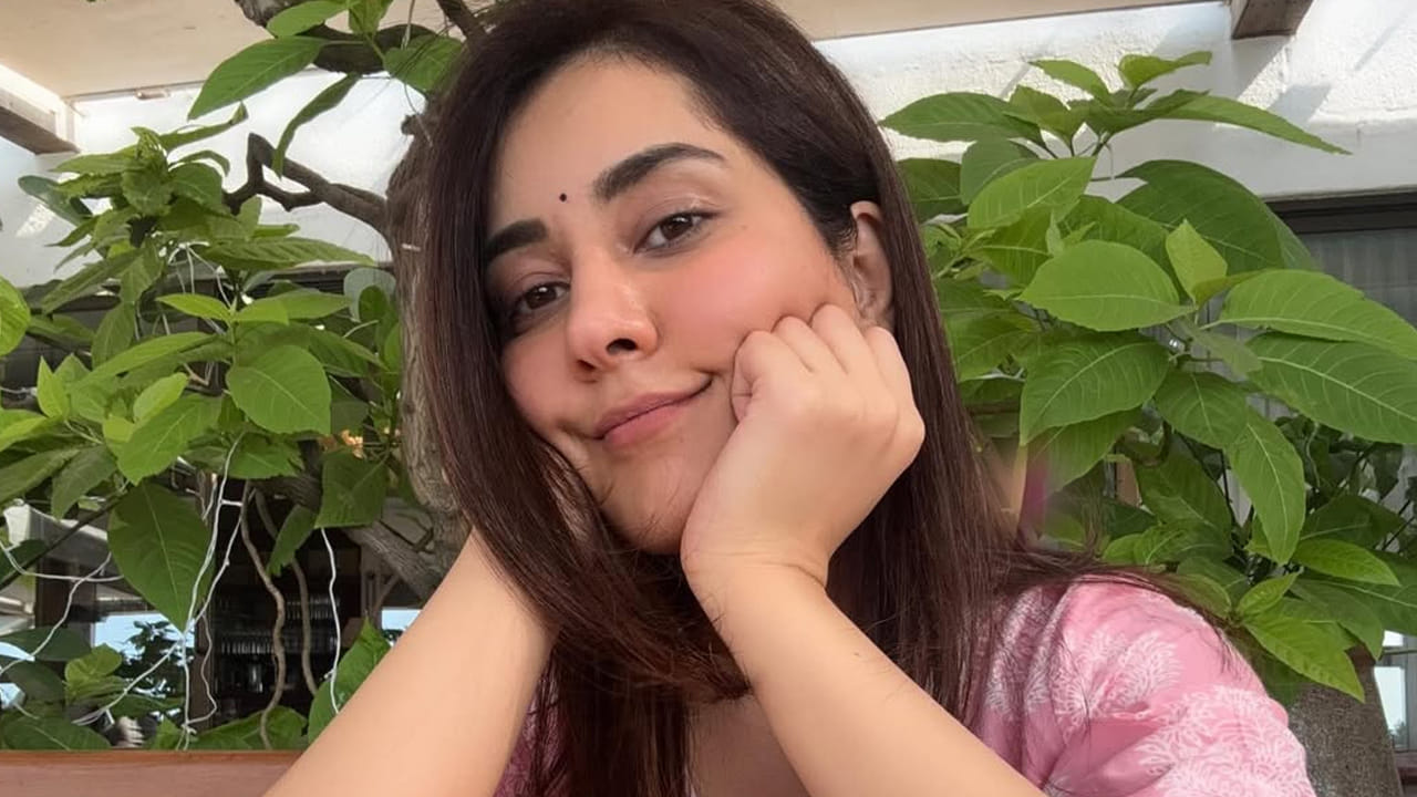 ప్రస్తుతం ఈ చిన్నది పవర్ స్టార్ పవన్ కళ్యాణ్ సరసన ఉస్తాద్ భగత్ సింగ్ సినిమా నటిస్తోంది. ఈ మూవీ షూటింగ్ శరవేగంగా జరుగుతుంది. ఇక తెలుగులోనే కాకుండా, తమిళంలో, హిందీలో రెండు సినిమాల్లో నటిస్తున్నట్లు సమాచారం.