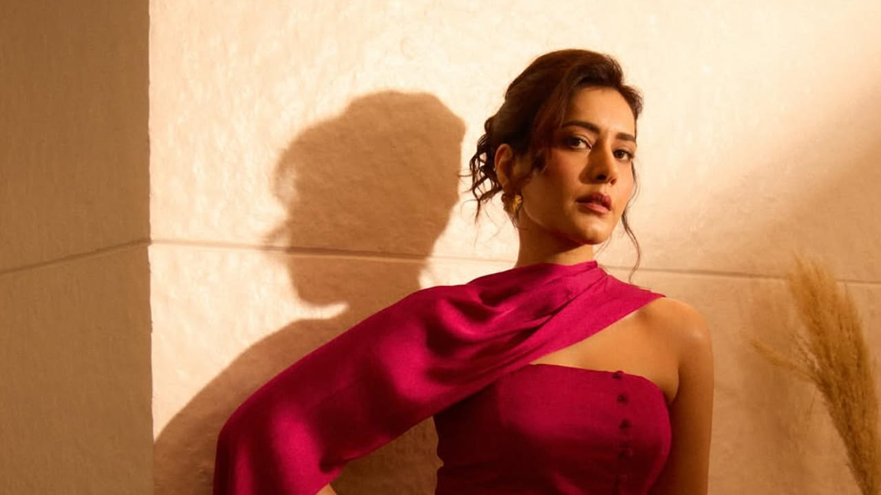 ఇక ఈ బ్యూటీ ఎప్పుడూ సోషల్ మీడియాలో యాక్టివ్గా ఉంటూ తన అందచందాలతో ప్రతి ఒక్కరినీ ఆకట్టుకుంటుంది. తాజాగా ఈ బ్యూట క్రేజీ ప్లాంట్ లేడీ అంటూ క్యూట్ ఫొటోస్ షేర్ చేసింది. అవి ప్రతి ఒక్కరినీ ఆకట్టుకుంటున్నాయి.