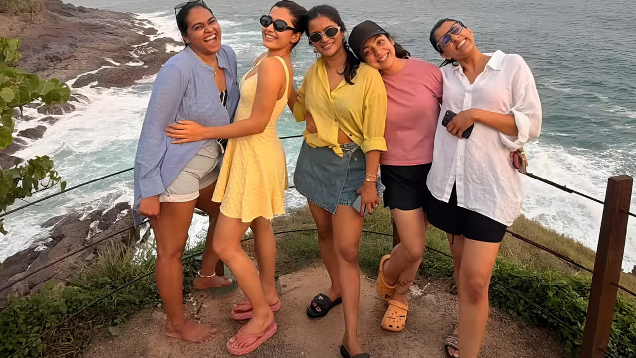 కాగా రష్మిక, హీరో విజయ్ దేవరకొండను ఫిబ్రవరిలో పెళ్లి చేసుకోనున్నారని ప్రచారం జరుగుతోంది. కొన్ని రోజుల క్రితమే ఈ జంట కుటుంబ సభ్యులు, సన్నిహితుల మధ్య రహస్యంగా నిశ్చితార్థం చేసుకున్నారని తెలిసింది