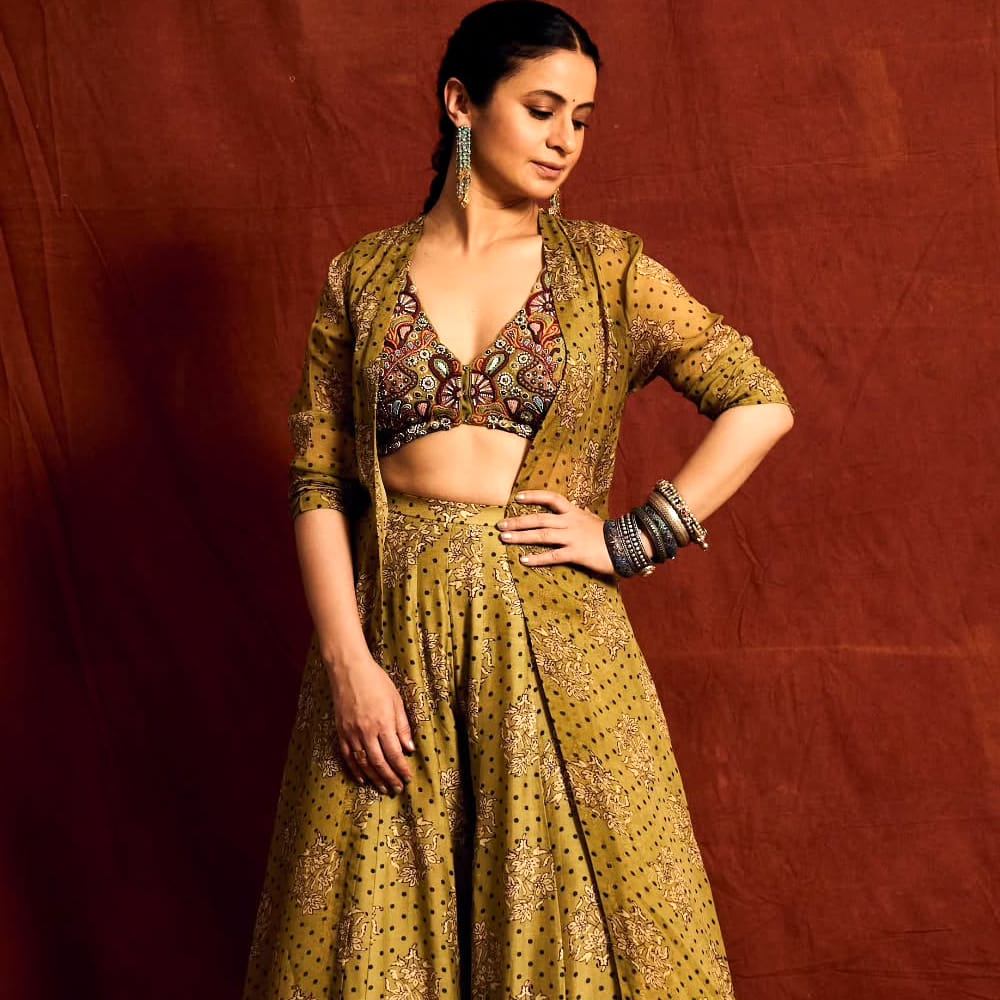 మీర్జాపూర్ సీరిస్ ఆమెకు మంచి గుర్తింపు తెచ్చిపెట్టింది. గతంలో ఓ ఇంటర్వ్యూలో రసిక మాట్లాడుతూ.. తాను ఎన్నో అవమానాలు, తిరస్కరణలను ఎదుర్కొన్నానని.. ఆఫర్స్ కోసం ఎంతమందిని సాయం అడిగినట్లు తెలిపింది. ఇప్పటివరకు మొత్తం 14 సినిమాల్లో నటించానని.. అందులో ఒకటి లేదా రెండు సన్నివేశాలు అలాంటివే వచ్చాయని తెలిపింది.