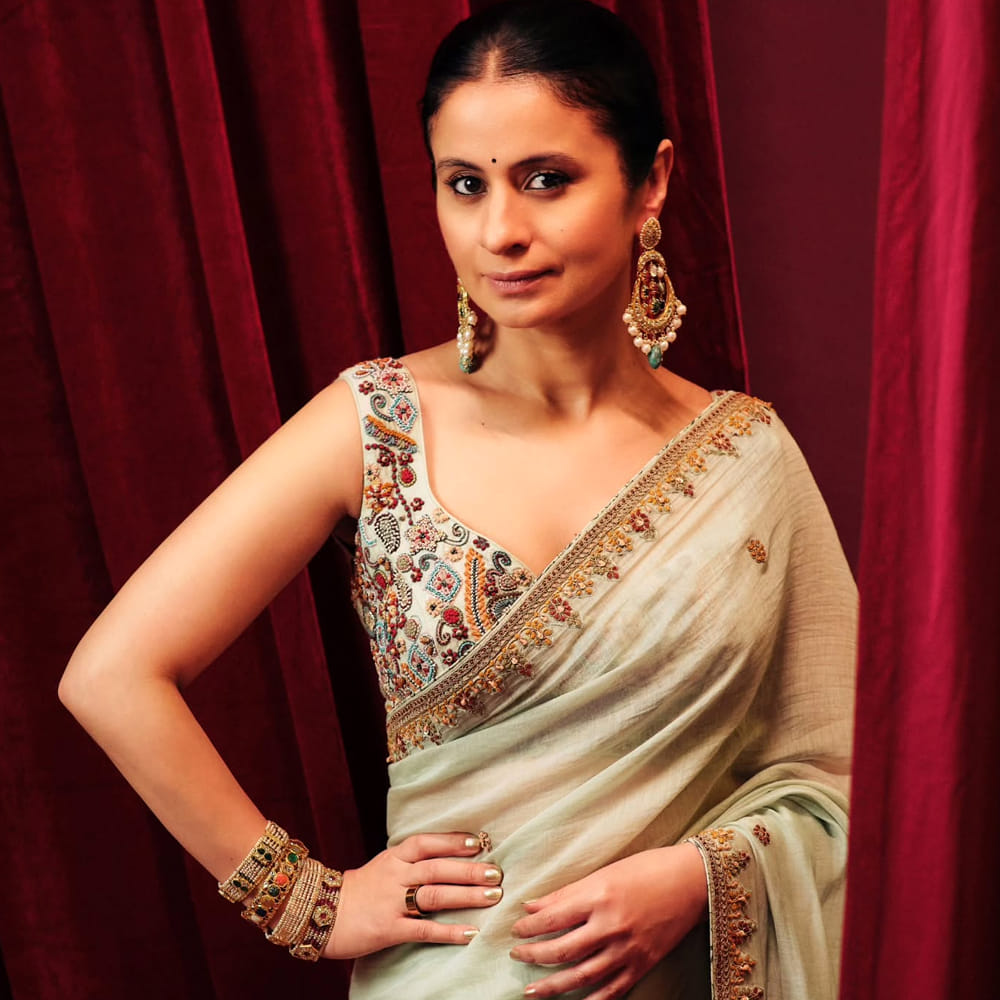 రసిక దుగ్గల్.. జార్ఖండ్ లోని జంషెడ్ పూర్ లో జన్మించింది. ఢిల్లీ లేడీ శ్రీరామ్ కాలేజీలో డిగ్రీ చేసింది. 2007లో ఇండస్ట్రీలోకి అడుగుపెట్టిన రసిక మీర్జాపూర్ సిరీస్ ద్వారా ఫేమస్ అయ్యింది. మేడెన్ హెవెన్, ఢిల్లీ క్రైమ్, ఆఫ్ ఆఫ్ లవ్, ఓకే కంప్యూటర్ వంటి వెబ్ సిరీస్ చేసింది. కెరీర్ మొదట్లో చిన్న చిన్న పాత్రలలో నటించిన రసిక.. నో స్మోకింగ్, హైజాక్, తాహన్, అగ్యాత్ వంటి రోల్స్ లో కనిపించింది.