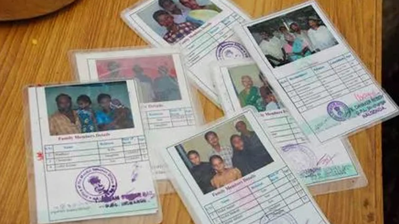 ఇక కొన్ని రాష్ట్రాల్లో రేషన్ కార్డు ఈకేవైసీ పూర్తి చేసుకోవడానికి డిసెంబర్ 31లోపు గడువు విధించారు. కేవైసీ పూర్తి చేసుకోకపోతే రేషన్ కార్డు నుంచి మీ పేరు తొలగించే అవకాశముంది. దీని వల్ల మీరు రేషన్ సరుకులు పొందలేరు.