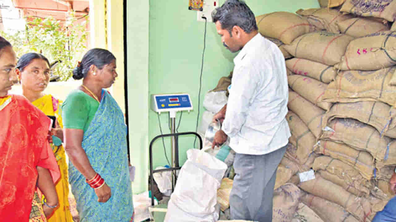 Ration Cards: రేషన్‌కార్డు ఉన్నవారికి భారీ శుభవార్త.. ఉచితంగా మరో రెండు సరుకులు.. ఈ నెల నుంచే అమలు..