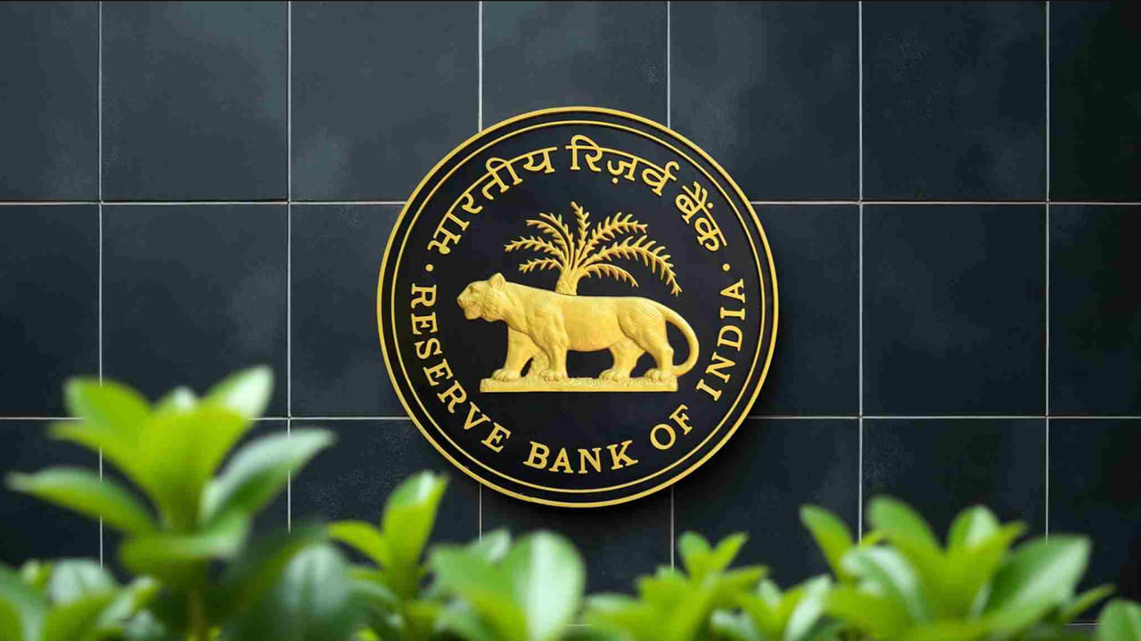 నూతన సంవత్సరం సందర్భంగా రిజర్వు బ్యాంక్ ఆఫ్ ఇండియా కీలక ప్రకటన చేసింది. బ్యాంకింగ్ కస్టమర్లకు ఉపయోగపడే ఓ నిర్ణయంపై బిగ్ అనౌన్స్మెంట్ చేసింది. బ్యాంక్ చెక్కులను గంటల వ్యవధిలోనే ప్రాసెస్ చేసే రెండో దశ నిర్ణయాన్ని వాయిదా వేసింది. 2025 అక్టోబర్ 4 నుంచి తొలి దశను అమలు చేస్తోండగా. జనవరి 3 నుంచి రెండో దశల చెక్కుల క్లియరెన్స్ ప్రాసెస్ అమలు చేయాల్సి ఉంది.