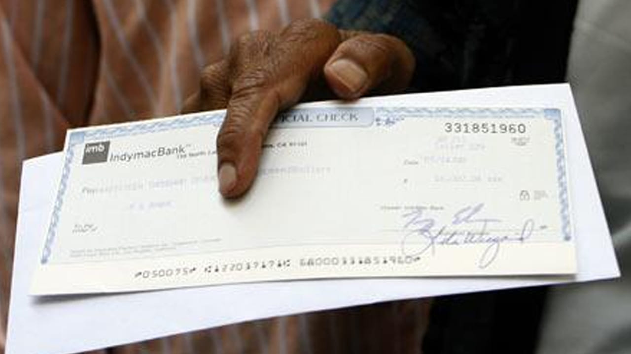 రెండో దశలో చెక్కు డిపాజిట్ చేసిన మూడు గంటల్లోనే బ్యాంకులు క్లియర్ చేసేలా జనవరి 3 నుంచి నిబంధనలు అమలు చేయాలని ఆర్బీఐ నిర్ణయించింది. కానీ కొన్ని అనివార్య కారణాలు వల్ల ఆ నిర్ణయాన్ని ఇప్పుడు వాయిదా వేసింది. తొలి దశలో భాగంగా చెక్కుల సమర్పణ సమయాన్ని ఉదయం 9 గంటల నుంచి మధ్యాహ్నం 3 గంటలకు ఆర్బీఐ సవరించింది
