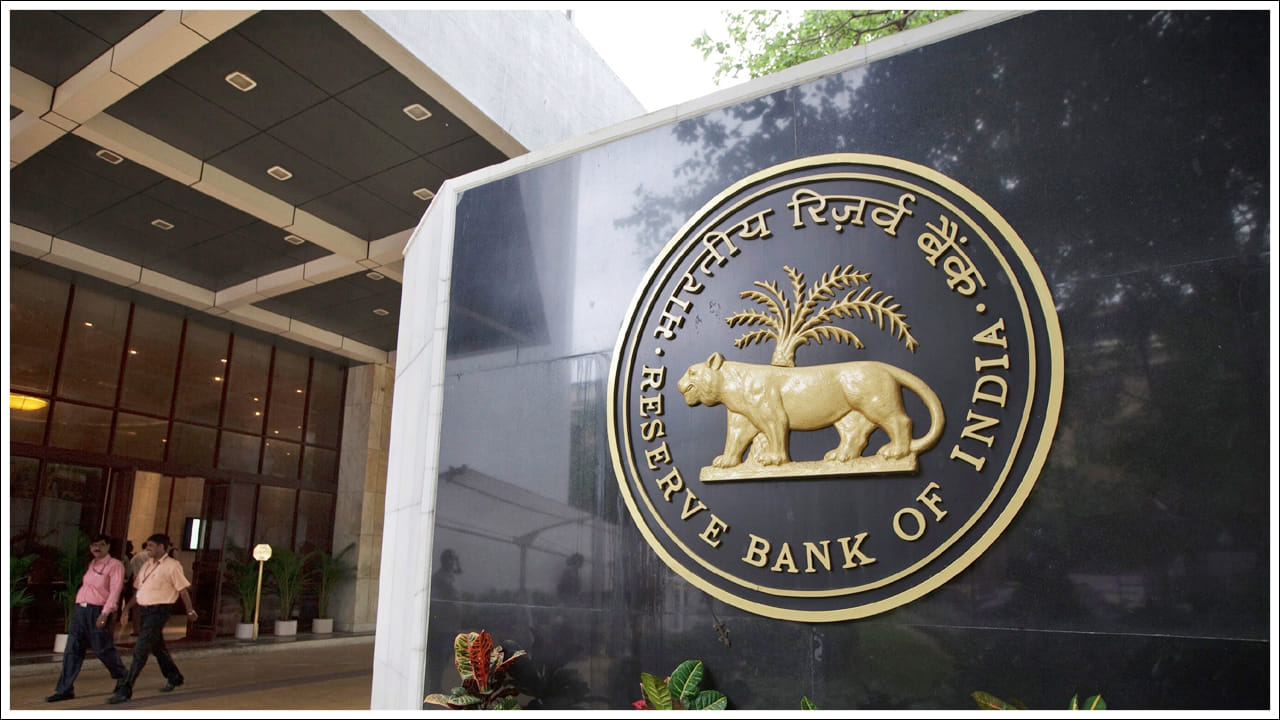 RBI: కోటక్ మహీంద్రా బ్యాంక్‌పై ఆర్బీఐ రూ.61.95 లక్షల జరిమానా.. కారణం ఏంటి? కస్టమర్ల డబ్బు ఏమవుతుంది?