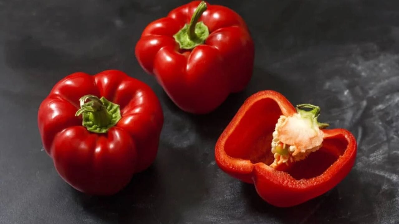 రెడ్ బెల్ పెప్పర్: ఈ బెల్ పెప్పర్ను పోషకాహార పవర్ హౌస్ అని అంటారు. ఇందులో విటమిన్ సి అధికంగా ఉంటుంది. కాన్ని దీన్ని ఉండికించడం, లేదా వండడం ద్వారా దానిలోని విటమిన్ సి శాతం తగ్గుతుంది. కాబట్టి దీన్ని పచ్చిగా తినడం వల్ల దానిలోని విటమిన్ సి మనకు పుష్కలంగా లభిస్తుంది.