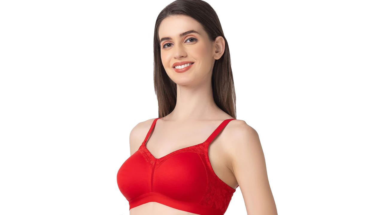 బ్రా రంగుకి, క్యాన్సర్ కి సంబంధం ఉందా?: ఇది పూర్తి అపోహ. సాధారణంగా, లేత రంగు బ్రా కంటే ముదురు రంగు బ్రా ధరించడం కొంచెం ప్రమాదకరమని, ముదురు రంగు బ్రా ధరించడం వల్ల క్యాన్సర్ వస్తుందని పుకార్లు ఉన్నాయి. కానీ నలుపు లేదా ఎరుపు రంగు మాత్రమే కాకుండా ఏదైనా ముదురు రంగు బ్రా ధరించడం వల్ల క్యాన్సర్ వస్తుందని పుకార్లు ఉన్నాయి. ఫాబ్రిక్‌లోని రంగులు చర్మంలోకి చొచ్చుకుపోయి క్యాన్సర్ వస్తుందనే భయాన్ని వదిలేయండి. దీనికి ఎలాంటి ఆధారాలు లేవు.