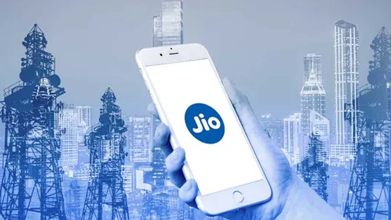 ఈ ప్లాన్ తో కంపెనీ అదనపు ప్రయోజనాలను కూడా అందిస్తుంది. ఈ ప్లాన్ లో JioTV, JioAICloud లకు యాక్సెస్ ఉంటుంది. ఈ ప్లాన్ డేటా ప్రయోజనాలను అందించదని గమనించండి. ఇది కంపెనీ నుండి వాయిస్-ఓన్లీ ప్లాన్. డేటాను ఉపయోగించడానికి మీరు విడిగా రీఛార్జ్ చేసుకోవాల్సి ఉంటుంది. మీరు కాలింగ్-ఓన్లీ ప్లాన్ కోరుకుంటే ఇది ఉత్తమ ఎంపిక.