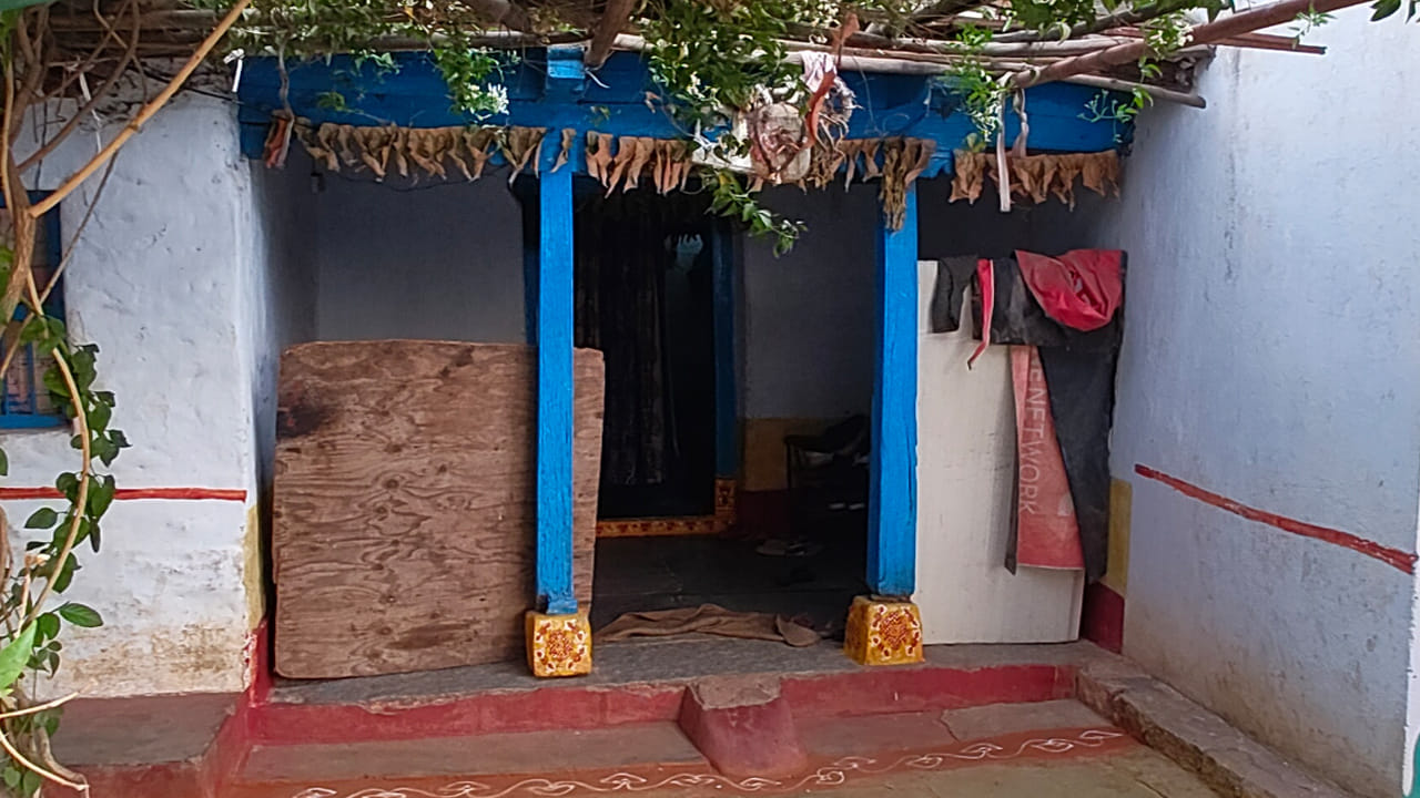 Telangana: ఇంటికి తిరిగొచ్చిన భార్యకు ఊహించని షాక్.. ఎదురుగా భర్తను అలా చూసేసరికి