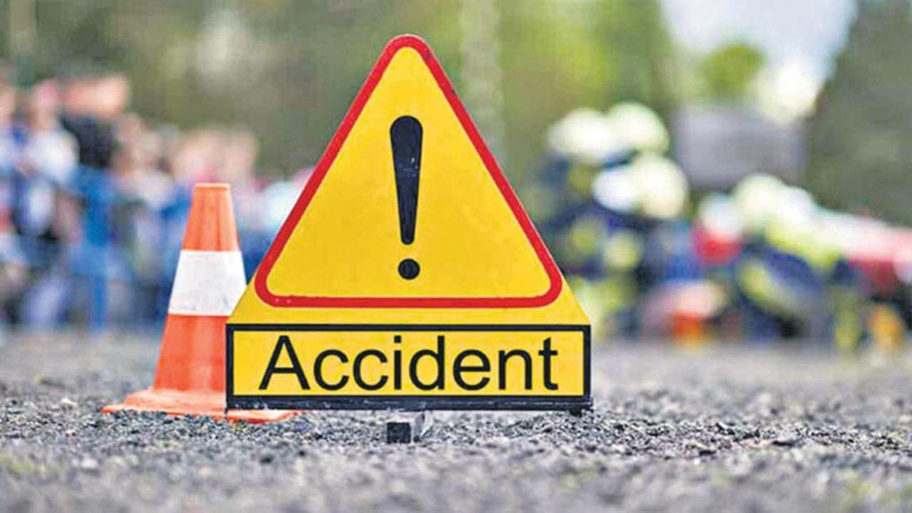 Road Accident: చిలకలూరిపేటలో ఘోర రోడ్డు ప్రమాదం.. స్పాట్లోనే నలుగురు మృతి