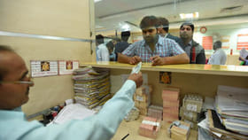 డబ్బులు లెక్కపెడుతుండగా నోట్‌పై కనిపించిన ఏవో పిచ్చిగీతలు..