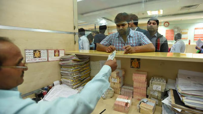 డబ్బులు లెక్కపెడుతుండగా నోట్‌పై కనిపించిన ఏవో పిచ్చిగీతలు..