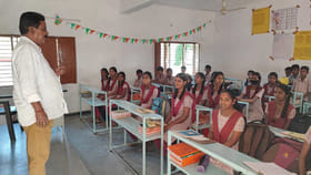 ఇదేం పని మాస్టారూ.! పాఠాలు చెప్పాల్సిన మీరే..