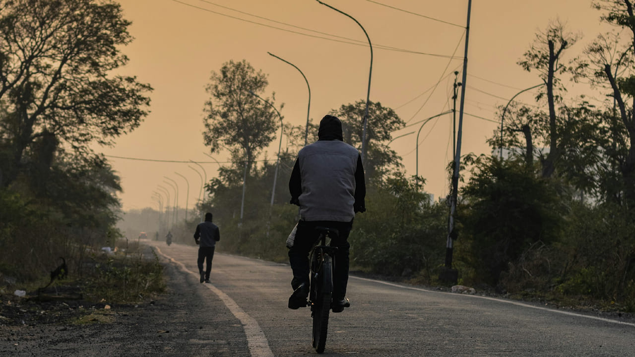 Andhra: సైకిల్‌పై వెళ్తున్న వ్యక్తికి ఏదో మెరుస్తూ కనిపించింది.. దగ్గరకెళ్లి చూడగా కళ్లు జిగేల్