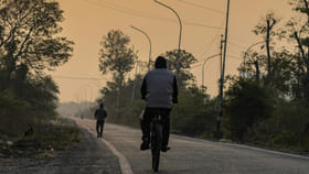 సైకిల్‌పై వెళ్తున్న వ్యక్తికి దారిలో ఏదో వస్తువు కనిపించింది..