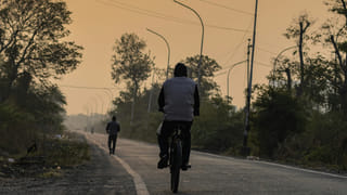 Andhra: సైకిల్‌పై వెళ్తున్న వ్యక్తికి ఏదో మెరుస్తూ కనిపించింది.. దగ్గరకెళ్లి చూడగా కళ్లు జిగేల్