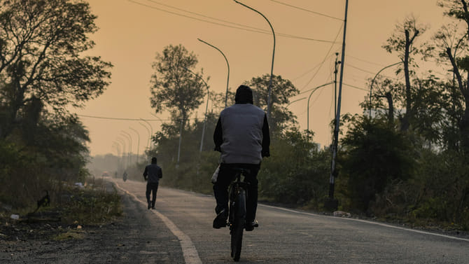 సైకిల్‌పై వెళ్తున్న వ్యక్తికి దారిలో ఏదో వస్తువు కనిపించింది..