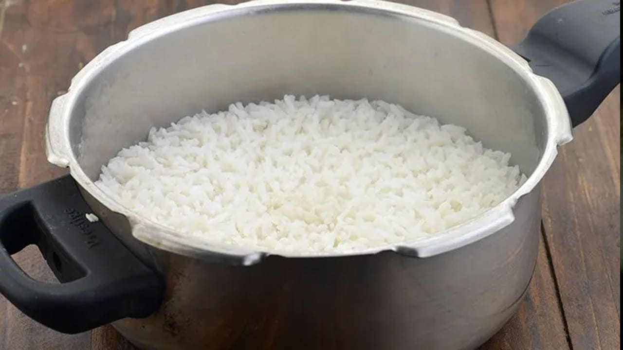 బియ్యం, పప్పు వండడానికి ఎన్ని విజిల్స్ అవసరం:  ప్రెషర్ కుక్కర్‌లో బియ్యం, పప్పును తక్కువగా ఉడకబెట్టడం లేదా ఎక్కువగా ఉడకబెట్టడం వంటి సమస్యలు తలెత్తుతాయి. బియ్యం,  పప్పు రెండింటినీ ఎన్ని విజిల్స్ వండాలో సాధారణంగా చెప్పడం సాధ్యం కాదు. మీరు వాటిని ఎంతసేపు నానబెట్టాలి అనేది కూడా ముఖ్యం. అది ఉడకబెట్టిన బియ్యం అయితే, మీరు దానిని అరగంట పాటు నానబెట్టినట్లయితే, బియ్యం కంటే రెండు రెట్లు ఎక్కువ నీటితో మూడు విజిల్స్ ఉడికించడం సరిపోతుంది. జీలకర్ర సాంబా బియ్యం, బాస్మతి బియ్యం మొదలైన వాటికి కూడా ఇదే విధంగా, రెండు విజిల్స్ సరిపోతాయి. మీరు నానబెట్టిన పప్పును కలిగి ఉంటే, మూడు విజిల్స్ వేస్తే పప్పు మెత్తగా ఉడికిపోతుంది.