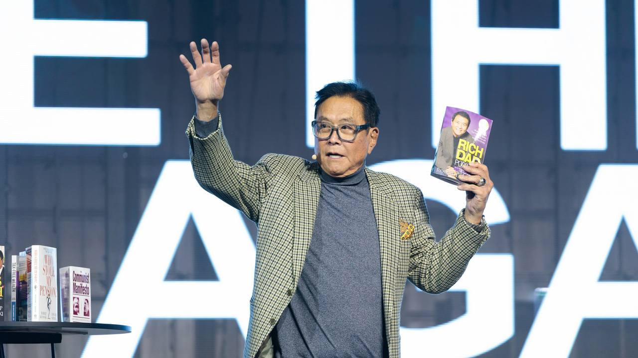 రిచ్ డాడ్ పూర్ డాడ్ పుస్తక రచయిత, ప్రముఖ ఇన్వెస్టర్ రాబర్ట్ కియోసాకి పెట్టుబడులపై అవగాహన కల్పిస్తున్నారు. అంతర్జాతీయ ఆర్ధిక పరిస్థితి దిగజారడం, పలు దేశాలు అర్ధిక సంక్షోభంలో చిక్కుకోవడం, బంగారం రేట్లు ఆమాంతంగా పెరిగిపోతున్న క్రమంలో ఇన్వెస్టర్లకు పలు సూచనలు చేస్తున్నారు. ఎందులో పెట్టుబడులు పెడితే మంచిదనే దానిపై సోషల్ మీడియాలో సలహాలు ఇస్తున్నారు. దీంతో కియోసాకి సూచనలు చాలామంది ఫాలో అవుతుండటంతో ఆయన పేరు మారుమ్రోగిపోతోంది. ఆయన ఎక్స్ అకౌంట్ను కోట్ల మంది ఫాలో అవుతూ ఇన్వెస్ట్మెంట్ చిట్కాలు తెలుసుకుంటున్నారు