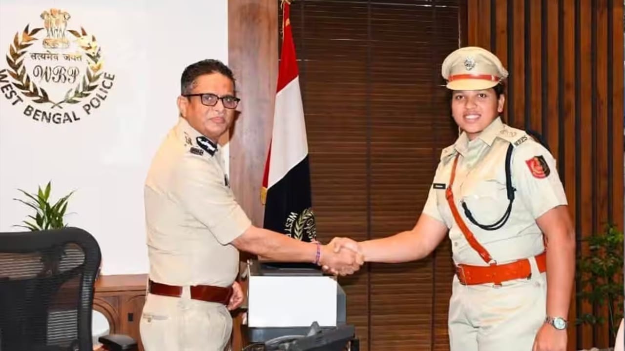 Richa Ghosh : రిచా ఘోష్ ఆన్ డ్యూటీ..డీఎస్పీగా బాధ్యతల స్వీకరణ.. జీతం, బోనస్ కలిపి ఎంతోస్తాయో తెలుసా ?